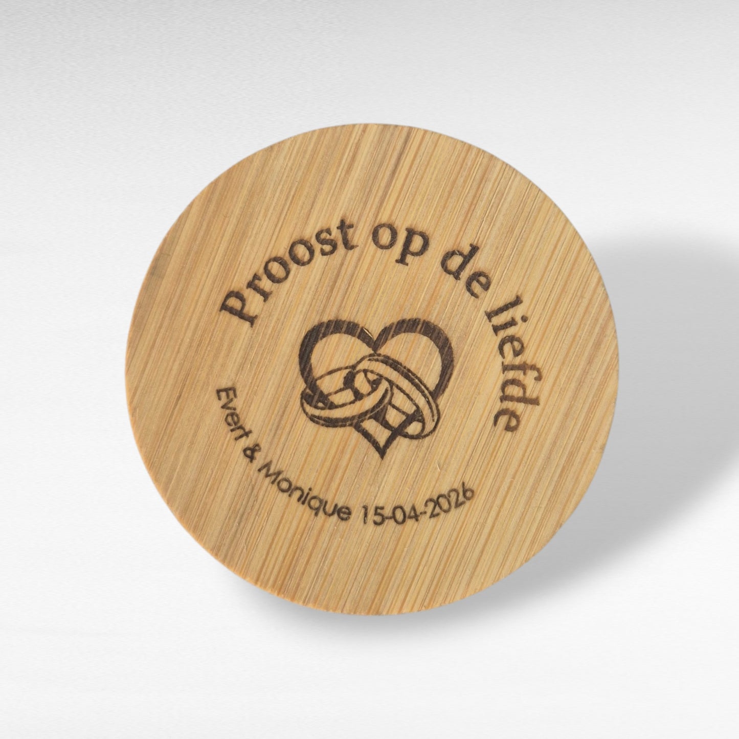 Ronde bamboe bieropener met magneet – gepersonaliseerd met naam & trouwdatum