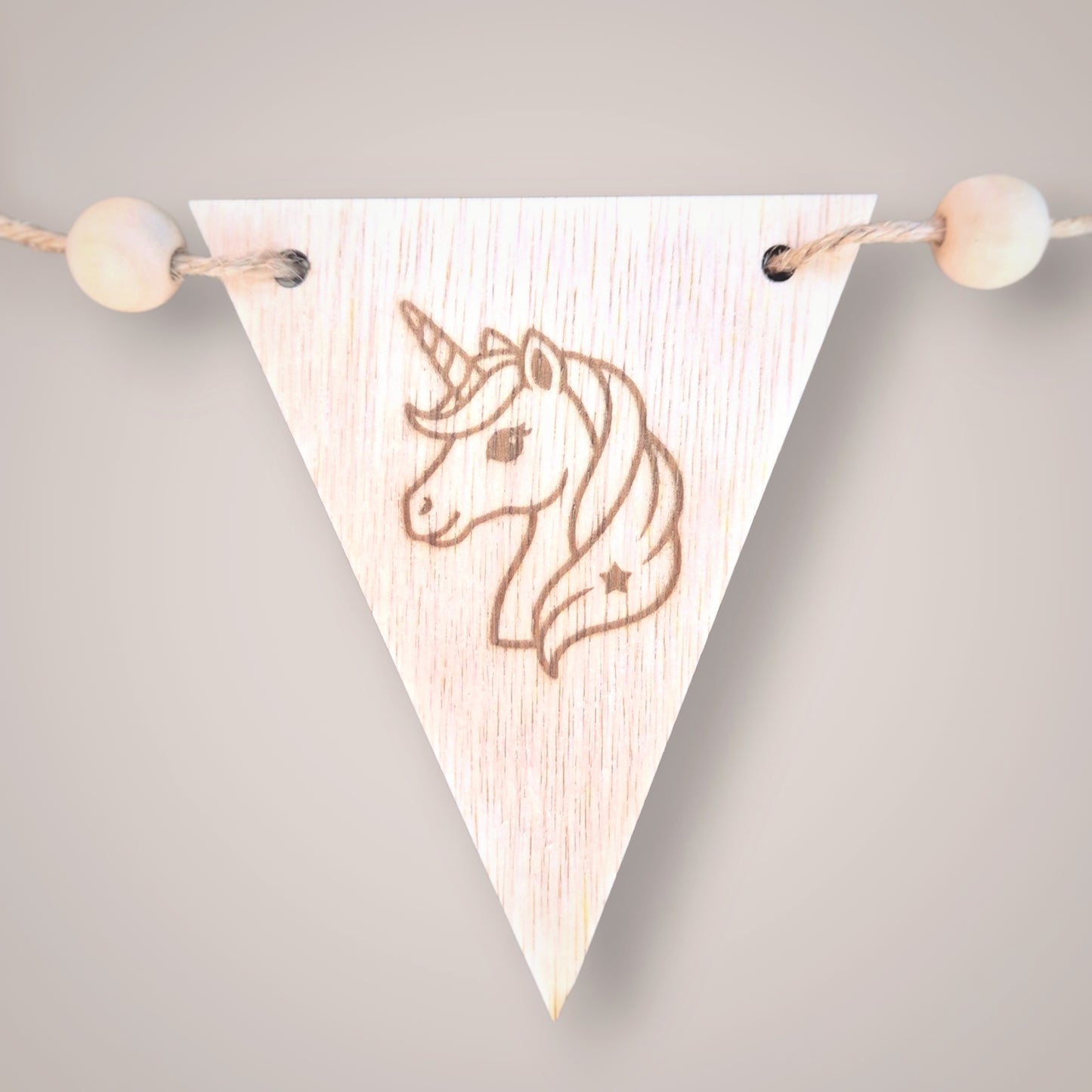 Houten naamslinger meisje