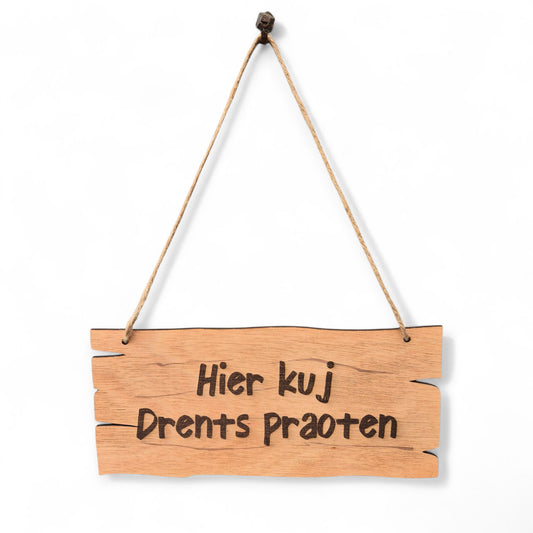 🪵Tekstbordje – “Hier kuj Drents praoten”