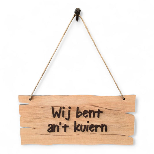 🪵Tekstbordje – “Wij bent an’t kuiern”