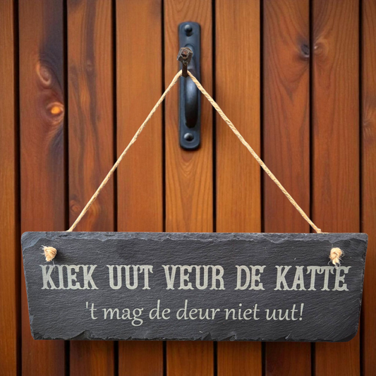 🪨 Leistenen Hangbordje 30x10 cm – "Kiek uut veur de katte, 't mag de deur niet uut!"