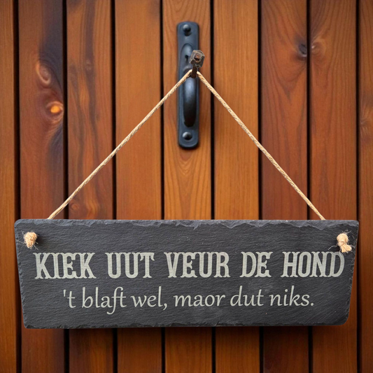 🪨 Leistenen Hangbordje 30x10 cm – "Kiek uut veur de hond, 't blaft wel maor dut niks."