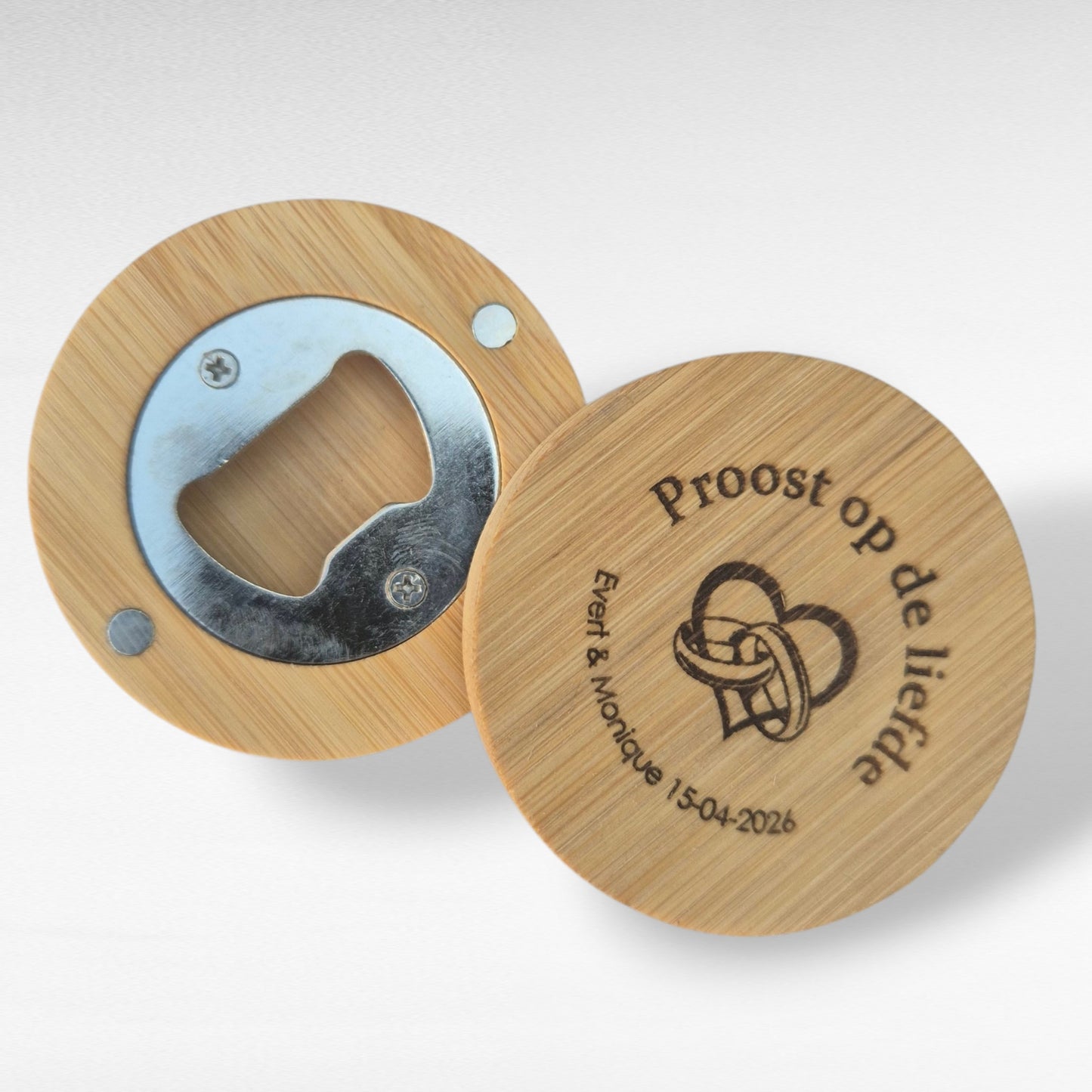 Ronde bamboe bieropener met magneet – gepersonaliseerd met naam & trouwdatum