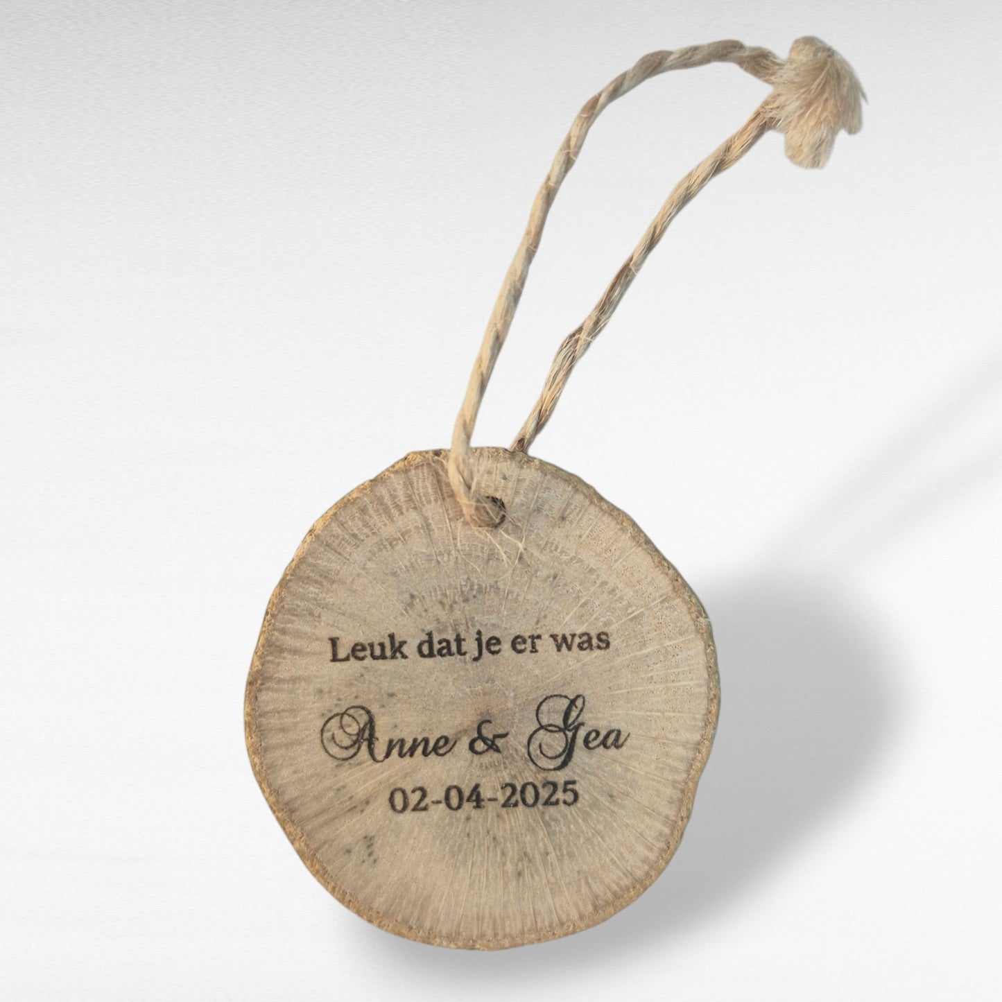 Natuurlijk houten schijfje met jute touw – gepersonaliseerd trouwbedankje