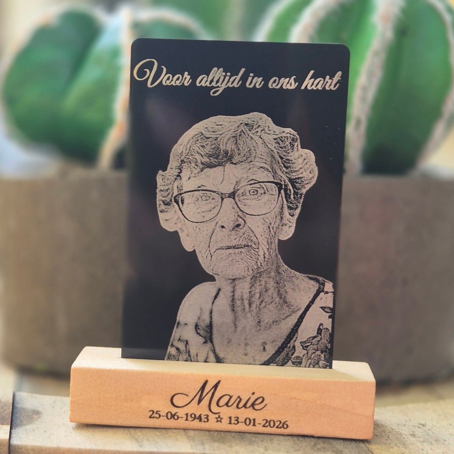 Herinneringsplaatje met houten standaard – “Voor altijd in ons hart”