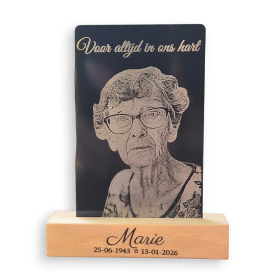 Herinneringsplaatje met houten standaard – “Voor altijd in ons hart”