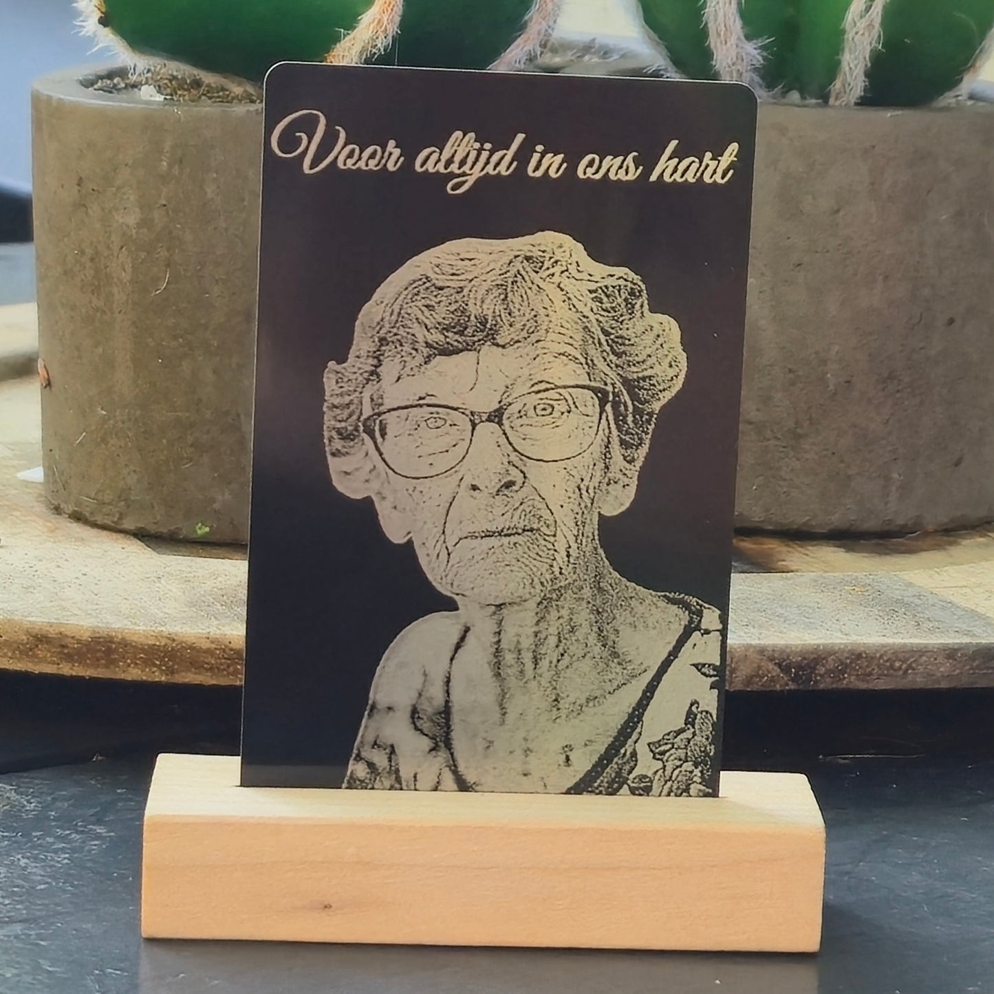 Herinneringsplaatje met houten standaard – “Voor altijd in ons hart”